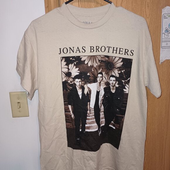 NEW Jonas Brothers Tan Graphic T-shirt Medium UNISEX - Picture 1 of 5